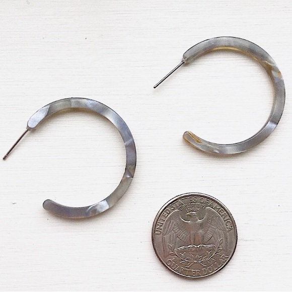 💜10/$25💜NEW Medium Gray Acrylic Hoop Earrings - Picture 6 of 8